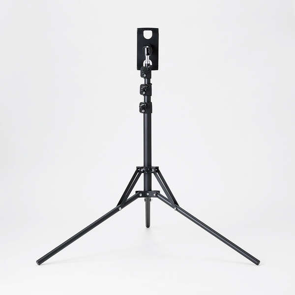 体勢に合わせて調整できるフロア置きタブレット三脚スタンド