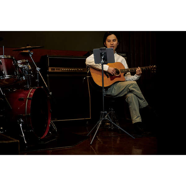 体勢に合わせて調整できるフロア置きタブレット三脚スタンド